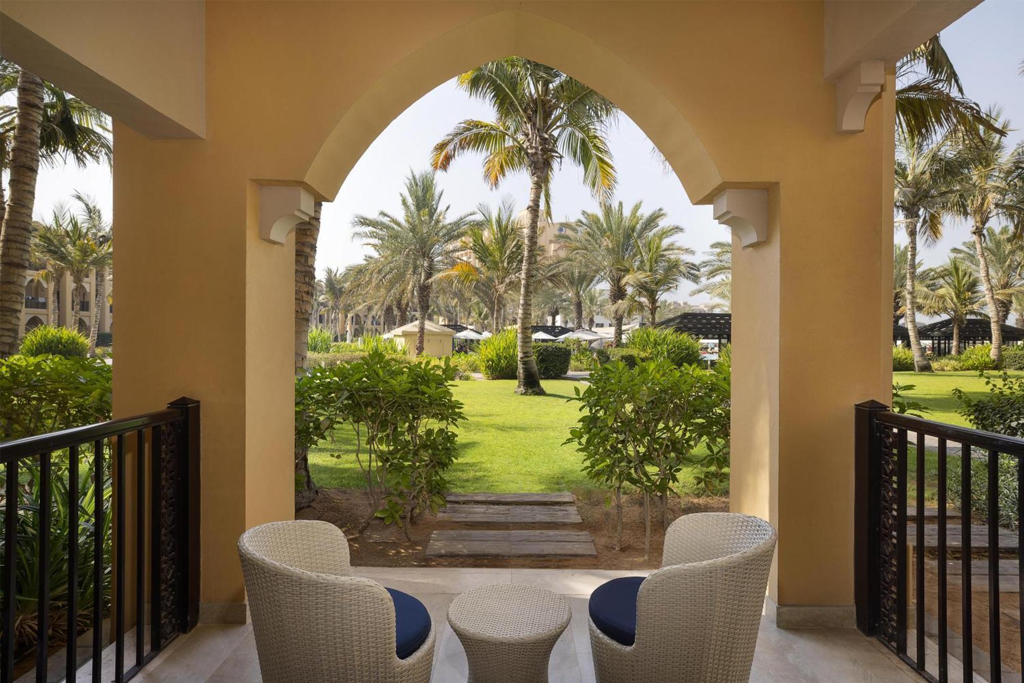 Interconnecting Deluxe Family Room with Garden View